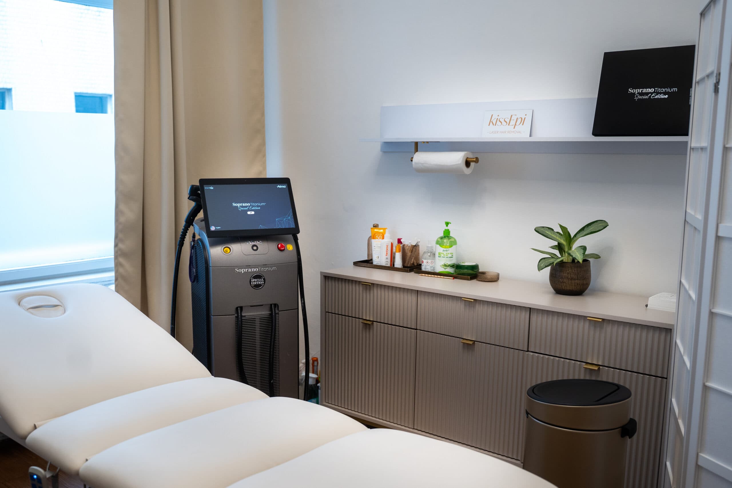 The kissEpi treatment room with a treatment bed and the Alma Soprano Titanium